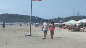Los turistas llegan a las playas peninsulares.
