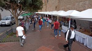Turistas colman las ferias artesanales en Cuenca.
