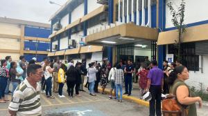 Varias personas acudieron a sufragar a la Universidad de Guayaquil