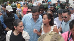 El alcalde llegó junto con Marcela Aguiñaga y Luisa González