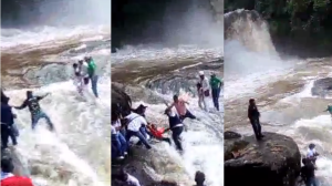 Personas intentan ayudar a quienes seguían atrapados en el río, sin éxito