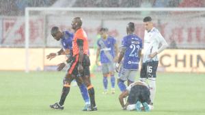 Con tremendo aguacero se inició el LDU vs. Emelec.