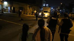Sobre la acera quedó el cadáver de un hombre, en la 28 y la C, suburbio de Guayaquil.