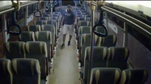 En el vídeo se evidencia dos sujetos que se acercan a la cabina del conductor.