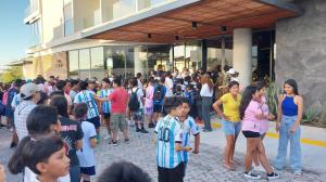 Galápagos es una locura hinchas de Messi fuera del hotel Índigo a la espera que aparezcas Lionel Messi.