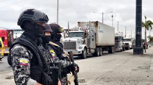 Transportistas en el Puerto Marítimo de Guayaquil son resguardados por la Policía.