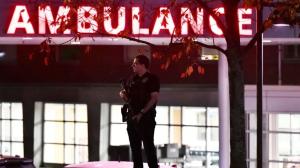 Un oficial de policía armado cubre la entrada de ambulancias al Centro Médico Central de Maine en Lewiston, Maine, la madrugada del 26 de octubre de 2023.
