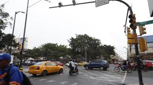 Ante la falla de los semáforos, los vehículos causaron caos en las calles de la ciudad. Los peatones debieron correr para cruzar las calles.