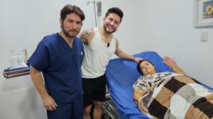 Jorge Heredia con su mamá y el doctor que la atiende
