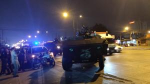 Una tanqueta ingresó al centro carcelario de Guayaquil.