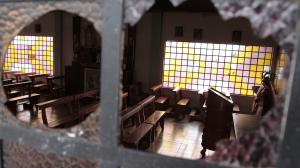 Algunos vidrios de la capilla han sido destruidos. Los moradores temen que sea una estrategia para luego robar cualquier objeto.