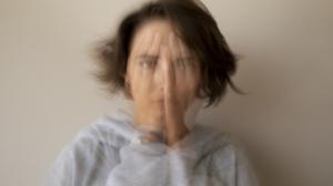 mujer-borrosa-lidiando-vista-frontal-ansiedad