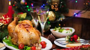 mesa-navidena-servida-pavo-decorada-brillantes-guirnaldas-velas