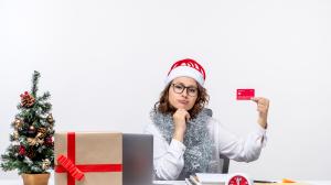 vista-frontal-trabajadora-sentada-antes-su-lugar-trabajo-tarjeta-bancaria-trabajo-trabajo-comercial-oficina-navidad-vacaciones