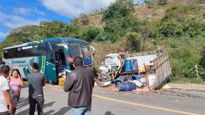 La vía Catamayo - Gonzanamá fue escenario de un fatal choque de un bus y un camión.