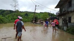 Ocho familias fueron evacuadas por el desbordamiento del río.