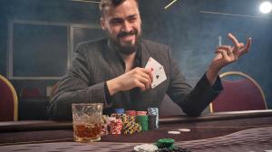 El póquer es un juego de información incompleta que puede implicar faroles épicos.