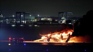 Pasajeros y tripulantes fueron evacuados tras incendio en aeropuerto de Tokio.