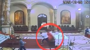 Captura de video del momento exacto en el que extranjero agredió al sacerdote.