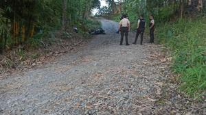 El cuerpo fue hallado en una calle empedrada en el sector de Guayacanes.