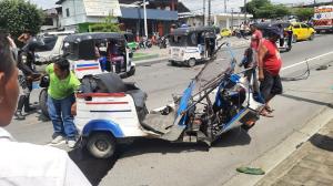 La mototaxi sufrió daños. Además, los ocupantes salieron lesionados.