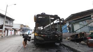 Un expreso escolar quedó quemado, en el sur de Guayaquil.