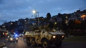 Policías y militares, en las calles de Quito.