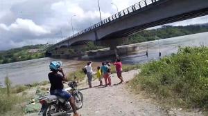 Buscan desesperadamente a dos jóvenes que fueron lanzados al río Esmeraldas.