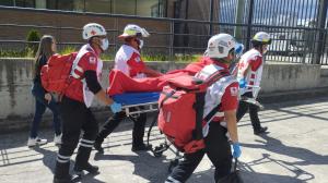 Una mujer que permanecía en la cocina del CRS de Turi fue trasladada de urgencia a una casa de salud de Cuenca. En el interior se quedaron sus otros 11 compañeros.