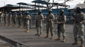 Militares se mantienen en los exteriores de la Peni.