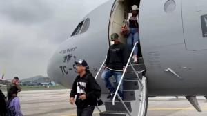 El avión de la Fuerza Aérea Argentina aterrizó a las 09:30 de ayer en Guayaquil, trasladando a ocho personas, de las cuales cinco son familiares de Fito.CORTESÍA