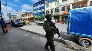 Militares continúan patrullando las calles de Esmeraldas.