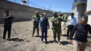 Los militares siguen con la revisión de la cárcel de Ambato.