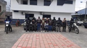 Manabí: Los sorprendieron encaletando droga en dos vehículos