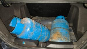 En los vehículos se encontraron cilindros de gas.