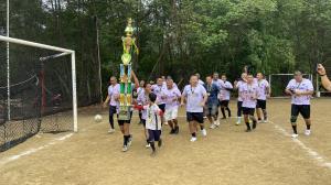 Gran Colombia dando la vuelta olímpica con el gigante trofeo.