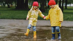 niños jugando en la lluvia