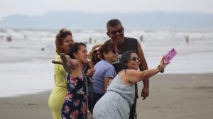Familia compartiendo en las playas de Esmeraldas durante el feriado de Carnaval.
