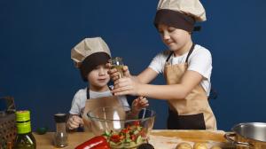 niños cocinando