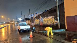 Personal de Segura EP colaboró con las aguas atrapadas por la lluvia en Guayaquil.