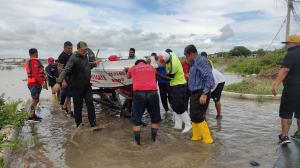 PLAYAS Bomberos evacuan a las familias de zonas inundadas