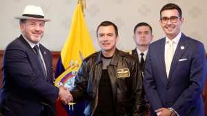 Alejandro Domínguez junto al presidente Daniel Noboa y Andrés Guschmer.