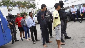 Los cinco detenidos en ambos casos , al igual que las evidencias, fueron presentados en el cuartel modelo, en el norte de Guayaquil.