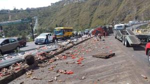 Un accidente de tránsito de un tráiler cargado de bebidas cerró el Paso Lateral en Ambato.
