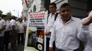 Plantón ingenieros civiles en Gobernación del Guayas