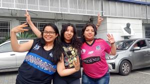 Llegaron de Quito, como regalo por el día de la Mujer, las emelecistas: Scarlet Cedeño, Giselle Cedeño y Gabriela Chusquillo.