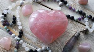 El cuarzo rosa es una piedra que cuida del amor de pareja, de familia y entre amigos