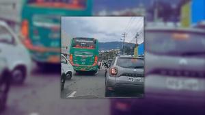 Ciudadanos captaron en vídeo la acción del conductor de un bus en Cumbayá.