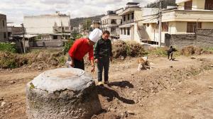 Los habitantes Nilo Lima y Geovanny Calderón han tomado la iniciativa de arreglar el barrio, ante la falta de apoyo municipal.