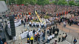 Miles de feligreses acdieron a la procesión del Cristo de Consuelo.
